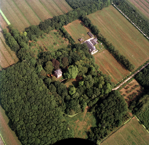 854353 Luchtfoto van de woontoren van het kasteel Weerdesteyn (Weerdesteijnselaan 1) met omliggend park te ...